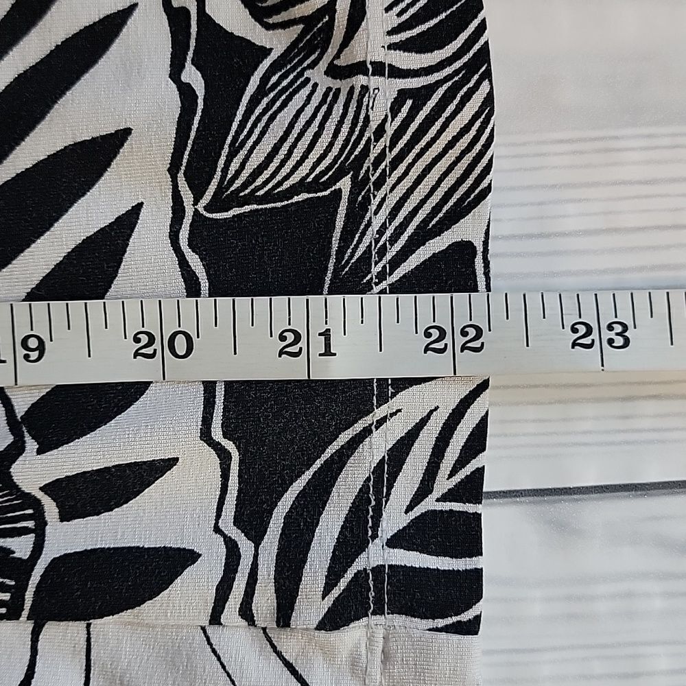 Chico's black and white floral print top Women's Size M - Picture 10 of 10